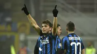 Gelandang Inter Milan, Adem Ljajic, merayakan gol ke gawang Genoa dalam laga Serie A, Minggu (6/12/2015). Inter Milan kembali ke puncak klasemen Serie A setelah menang 1-0 atas Genoa. (AFP/Olivier Morin).