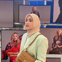 Cut Syifa tampil modis dengan blazer crop yang dipadukan dengan hijab simpel berwarna coklat muda. Aktris yang memulai karirnya sebagai artis cilik ini mulai tampil mengenakan hijab pada awal tahun 2021. (Instagram/@cutsyifaa)