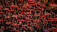Para penggemar Liverpool bernyanyi menjelang dimulainya pertandingan Liga Inggris antara Liverpool dan Burnley di Anfield, Liverpool, barat laut Inggris pada 17 Januari 2026. (Oli SCARFF/AFP)