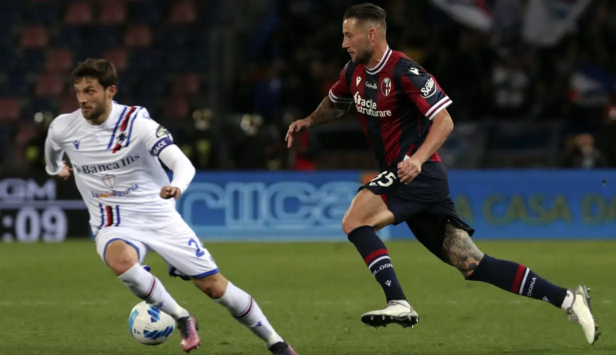 Pemain Bologna Arthur Theate (kanan) berebut bola dengan pemain Sampdoria Bartosz Bereszynski pada pertandingan Serie A di Stadion Renato Dall'Ara, Bologna, Italia, 11 April 2022. Bologna menang 2-0. (Michele Nucci/LaPresse via AP)