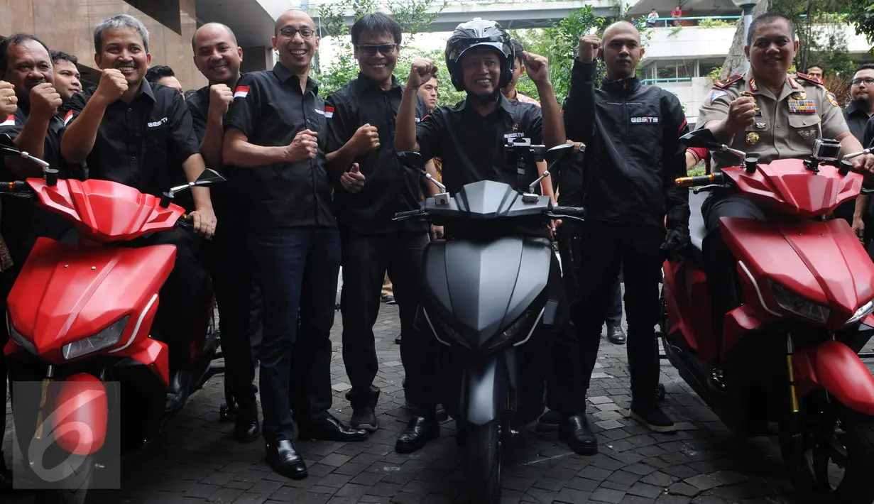 Menristekdikti Mohammad Nasir berpose di atas Motor listrik bernama Garansindo Electric Scooter ITS (GESITS) di Jakarta, Senin (7/11). GESITS adalah hasil kerjasama Garansindo dengan Institut Teknologi Sepuluh November (ITS). (Liputan6.com/Helmi Afandi)