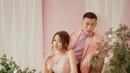 Gaun pengantin pink dengan jas pink bisa jadi opsi busana prewedding beda. Yang dieksekusi tetap manis dan romantis. [@julianjacs]