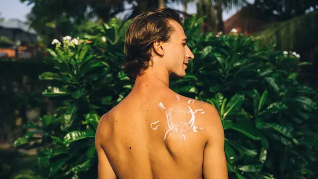 Ilustrasi memakai tabir surya, sunscreen