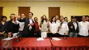 Sejumlah pekerja film berkumpul usai membacakan dukungan revisi PP Daftar Negatif Investasi Sektor Usaha Film di Jakarta, Selasa (9/2/2016). Mereka mendukung Presiden Jokowi untuk menandatangani revisi PP tersebut. (Liputan6.com/Helmi Fithriansyah)
