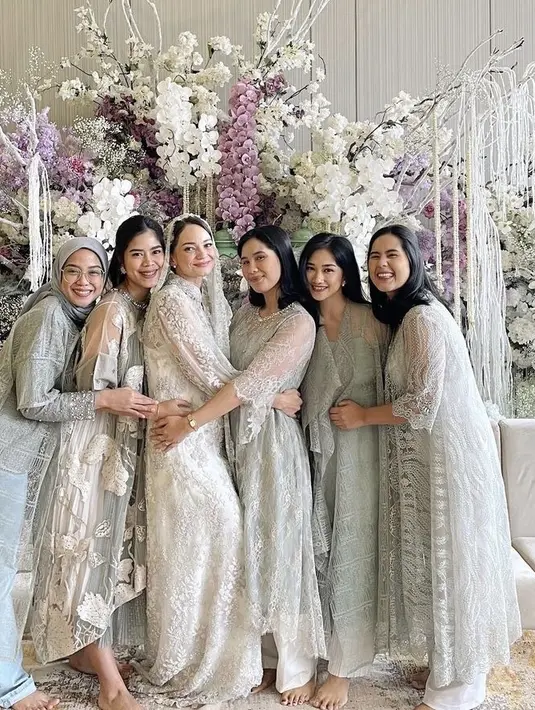 Dress tersebut memiliki detail lace yang indah dengan lengan panjang transparan yang dihiasi bordiran bunga yang cocok dengan dekorasi pengajian tersebut. @muthia.auliananda