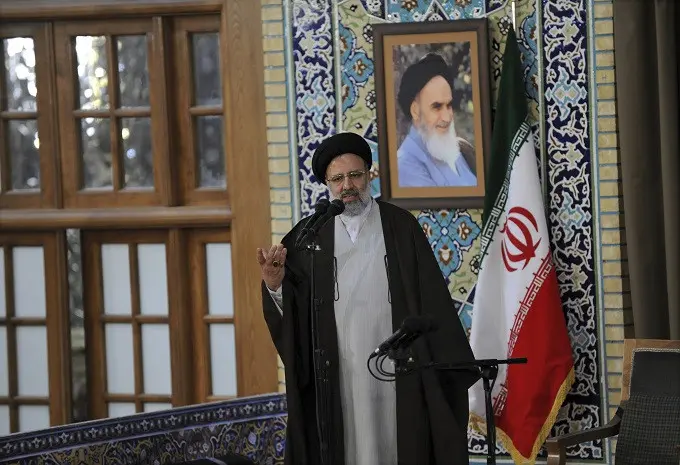 Ebrahim Raisi merupakan seorang ulama konservatif yang dikenal dekat dengan Pemimpin Tertinggi Ayatollah Ali Khamenei (AP/Office of the Iranian Supreme Leader)