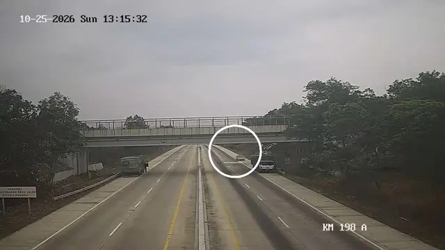 Rekaman CCTV Toyota Avanza sempat oleng diduga sopir mengantuk hingga menabrak bagian belakang truk Fuso di Tol Terpeka