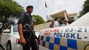 Polisi Malaysia ditempatkan di luar Kedutaan Besar (Kedubes) Korea Utara di Kuala Lumpur, Selasa (7/3). Otoritas Malaysia menyegel dan menutup gedung Kedubes Korut untuk mencegah seluruh staf di kantor itu keluar dari Negeri Jiran (AP Photo/Vincent Thian)