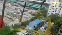 Dugaan sementara crane ini jatuh akibat badai dan angin kencang.