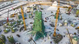 Foto dari udara menunjukkan lokasi konstruksi menara utama untuk ajang Dunia Es dan Salju Harbin, taman hiburan musiman terkenal yang dibuka setiap musim dingin, di Harbin, Heilongjiang, China, 14 Desember 2020. Ajang Dunia Es dan Salju Harbin ke-22 akan dibuka akhir Desember. (Xinhua/Xie Jianfei)
