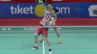 Kevin Sanjaya mengembalikan kok ke arah Mads Conrad/Mads Pieler pada perempat final ganda putra Indonesia Open 2018 di Istora Senayan, Jakarta, (6/6/2018). Kevin/Marcus menang 20-22, 22-20, 21-18. (Bola.com/Nick Hanoatubun)