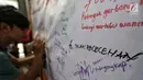 Sejumlah penumpang menandatangani petisi mencegah pelecehan seksual di Stasiun Tanah Abang, Jakarta, Jumat (9/2). (Liputan6.com/Fery Pradolo)