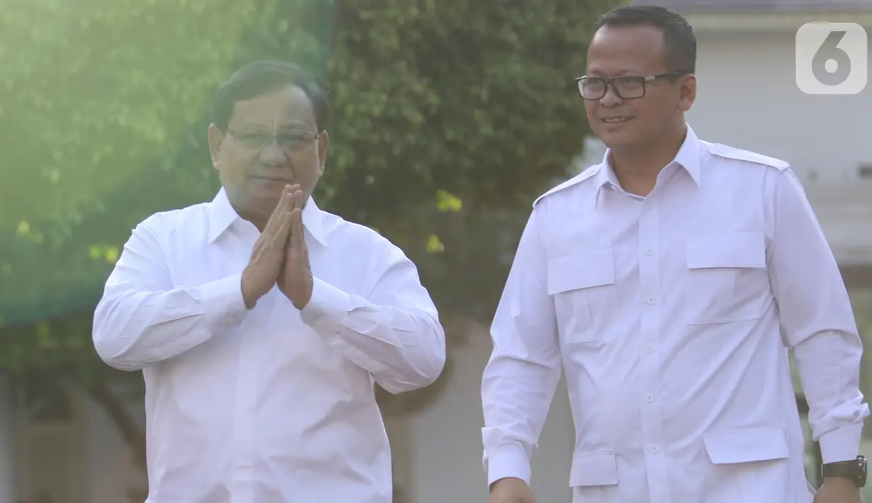 Ketua Umum Partai Gerindra Prabowo Subianto (kiri) didampingi Wakil Ketua Umum Partai Gerindra, Edhy Prabowo berjalan memasuki kompleks Istana Kepresidenan, Jakarta, Senin (21/10/2019).  Kedatangan Prabowo ke Istana memenuhi undangan dari Presiden Jokowi. (Liputan6.com/Angga Yuniar)