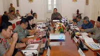 Presiden Susilo Bambang Yudhoyono memimpin rapat terbatas dengan sejumlah Menteri Kabinet Indonesia Bersatu di Istana Bogor, Jabar. Ratas tersebut membahas soal penanganan bencana gempa bumi.(Antara)