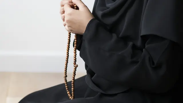 Ilustrasi tasbih, muslimah berzikir, berdoa