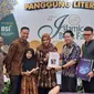 Sinemart memfilmkan novel I Am Sarahza karya Hanum Salsabiela Rais dan Rangga Almahendra. (Ratnaning Asih/ Liputan6.com)