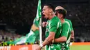 Pemain Real Betis, Antony, melakukan selebrasi setelah mencetak gol ke gawang Nottingham Forest pada laga perdana fase grup Liga Europa 2025/2026 di Stadion La Cartuja, Kamis (25/9) dini hari WIB. (AP Photo/Jose Breton)