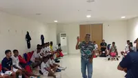 Presiden pertama dan mantan perdana Menteri Timor Leste, Xanana Gusmao, saat memotivasi Timnas Timor Leste U-16 di Piala AFF U-16 2018, Selasa (31/7/2018) (Bola.com/Zaidan Nazarul)