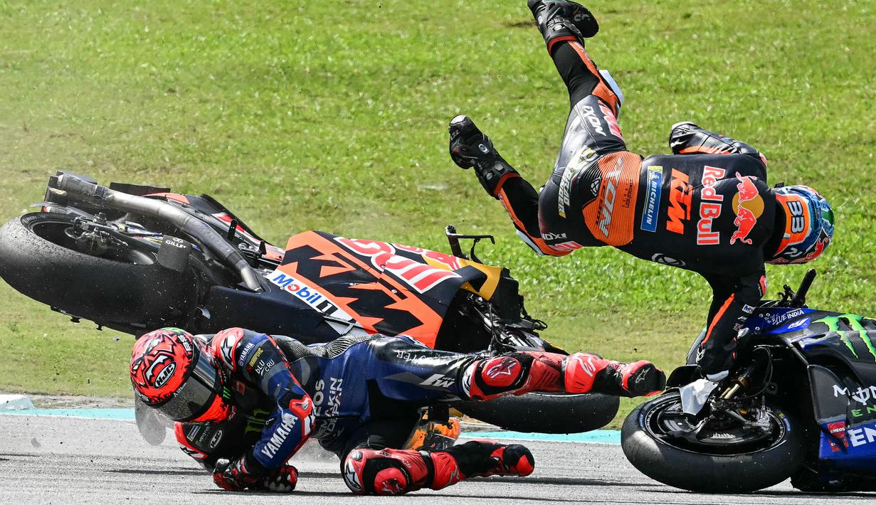 Pembalap KTM, Jack Miller (kanan) terlempar ke udara saat terjatuh bersama pembalap Yamaha, Fabio Quartararo dalam ajang balap MotoGP Malaysia 2024 yang berlangsung di Sirkut Sepang, Malaysia, Selasa (05/11/2024). (AFP/Mohd Rasfan)