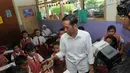 Setelah melayat kurang lebih 30 menit, mantan Walikota Solo ini langsung mengunjungi  SD Negeri 09 Pagi Makasar, Jakarta Timur, Selasa, (6/5/2014) (Liputan6.com/Herman Zakharia)