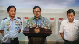 Sekretaris Kabinet Pramono Anung (tengah) memberikan keterangan kepada awak media usai ratas di Kantor Presiden, Jakarta, Jumat (8/1/2016). Rapat membahas pemanfaatan Ruang Udara di Selatan Pulau Jawa. (Liputan6.com/Faizal Fanani)