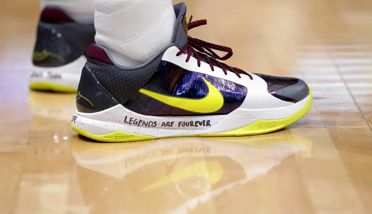 Pemain  New Orleans Pelicans, Josh Hart  menulis pesan Legends Are Fourever di sepatunya untuk mendiang Kobe Bryant selama pertandingan NBA  New Orleans Pelicans melawan Boston Celtics di New Orleans (26/1/2020). Bryant dan Gianna meninggal dalam kecelakaan helikopter. (AP Photo/Gerald Herbert)