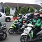 Rombongan pengemudi GoJek melintas di depan Balai Kota Solo, Jateng. (Liputan6.com/Fajar Abrori)