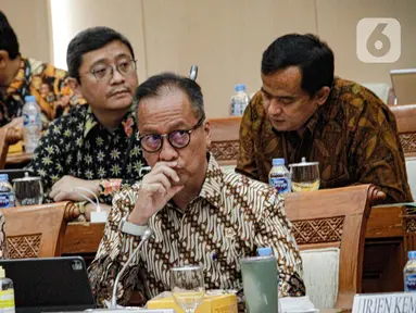 Menteri Perindustrian Agus Gumiwang Kartasasmita mengikuti rapat kerja dengan Komisi VII DPR di Kompleks Parlemen Senayan,
Jakarta, Senin (12/6/2023). (Liputan6.com/Faizal Fanani)