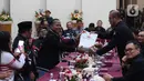 Sekjen Partai Kebangkitan Nusantara (PKN), Sri Mulyono menyerahkan dokumen daftar bakal calon legislatif (bacaleg) kepada Ketua Komisi Pemilihan Umum (KPU) Hasyim Asy'ari di Gedung KPU, Jakarta, Minggu (14/5/2023). (Liputan6.com/Herman Zakharia)