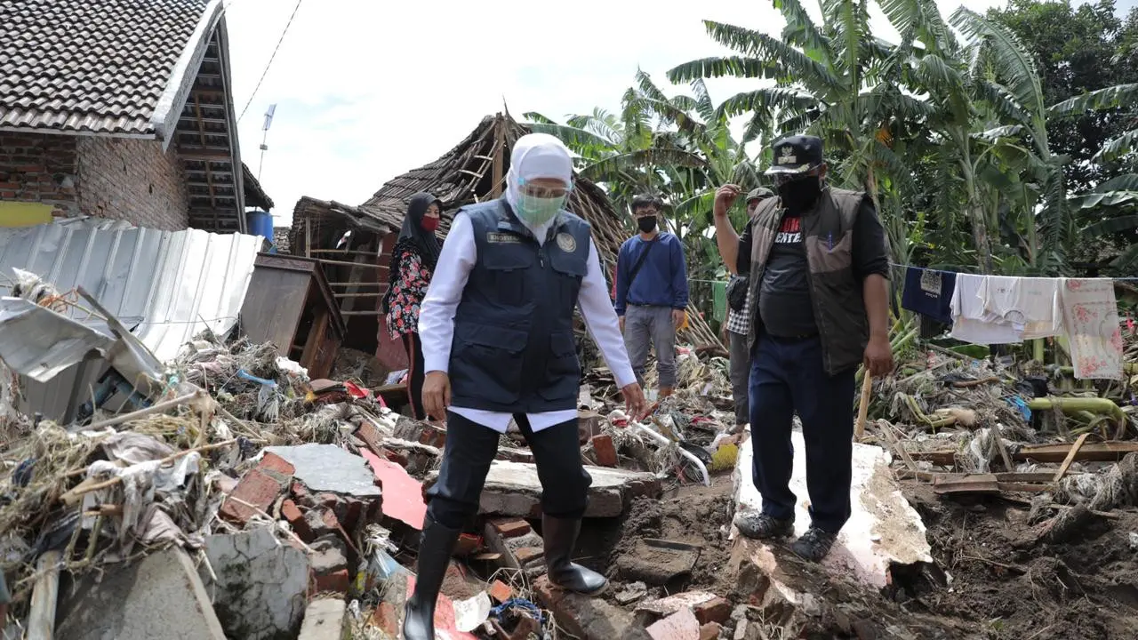 Gubernur Jatim Khofifah meninjau lokasi bekas banjir di Pasuruan. (Dian Kurniawan/Liputan6.com)