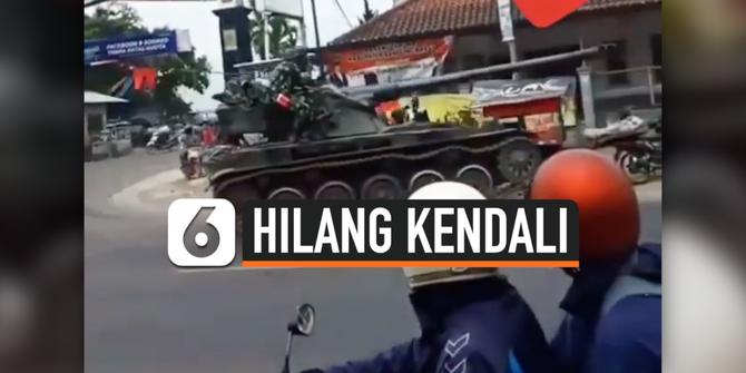 VIDEO: Tank Tempur Hilang Kendali, Tabrak Motor dan Gerobak Gorengan