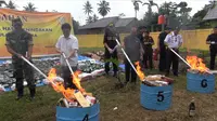 Selain itu, juga dimusnahkan minuman yang mengandung etil alkohol sebanyak 10.035 botol.