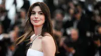 Anne Hathaway tiba untuk pemutaran film "Armageddon Time" selama Festival Film Cannes edisi ke-75 di Cannes, Prancis selatan, 19 Mei 2022. (PATRICIA DE MELO MOREIRA/AFP)