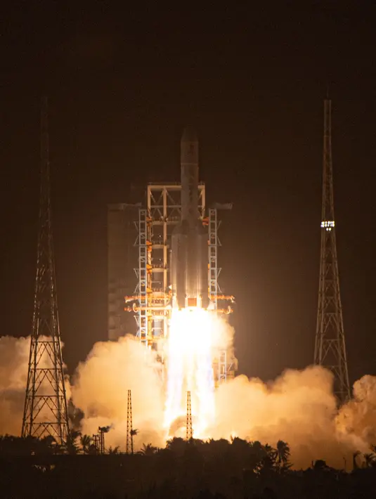 Roket Long March-5 yang membawa wahana antariksa Chang'e-5 meluncur dari Situs Peluncuran Wahana Antariksa Wenchang di Hainan, China, 24 November 2020. China meluncurkan wahana antariksa untuk mengumpulkan dan membawa pulang sampel dari Bulan. (Xinhua/Pu Xiaoxu)
