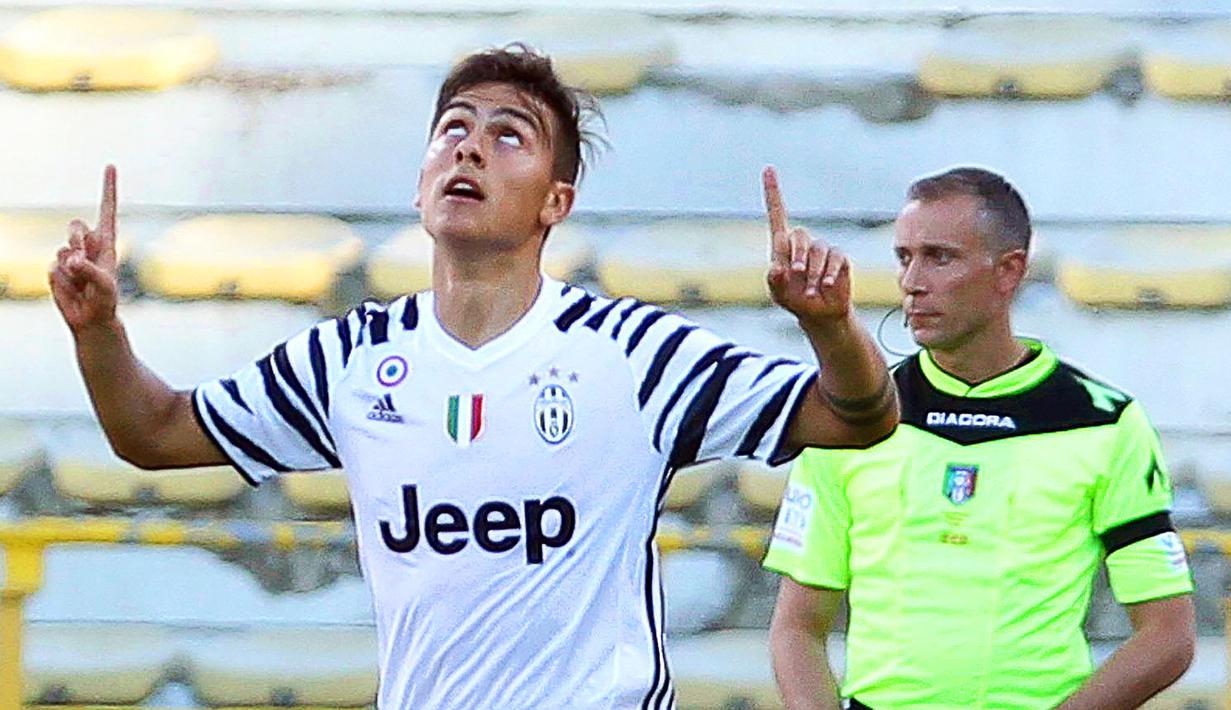 Penyerang Juventus, Paulo Dybala, melakukan selebrasi usai mencetak gol ke gawang Bologna pada giornata terakhir Liga Italia Serie A 2016-2017 di Stadion Renato Dall'Ara, Minggu (28/5/2017). Juventus menang 2-1. (EPA/Giorgio Benvenuti)