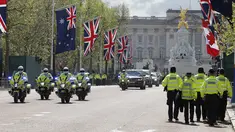 Petugas polisi terlihat di The Mall dekat Istana Buckingham menjelang akhir pekan penobatan Raja Charles III dan Ratu Camilla  di pusat kota London, Jumat (5/5/2023). (Photo by Odd ANDERSEN / AFP)