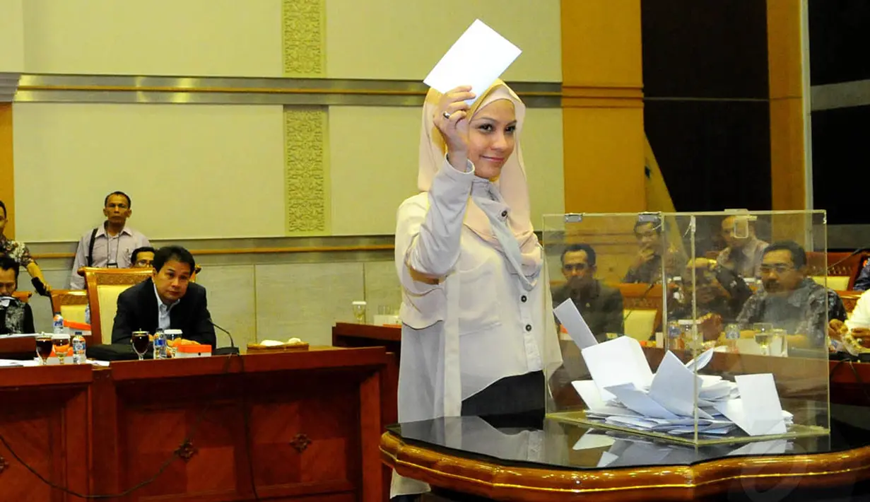 Anggota Komisi III DPR Fraksi Gerindra, Rachel Maryam saat pemungutan suara untuk pemilihan Calon Hakim Agung, Jakarta, (18/9/14). (Liputan6.com/Andrian M Tunay) 