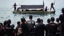 Prosesi ini merupakan salah satu ritual paling sakral dalam rangkaian perayaan Semana Santa di Larantuka, Flores Timur, yang berlangsung tepat pada tengah hari Jumat Agung. Tampak dalam foto, umat Katolik mengangkut peti mati berisi patung Yesus selama prosesi laut Jumat Agung dari Kapel Tuan Menino, sebuah ritual yang diwarisi dari pengaruh Portugis selama lebih dari lima abad, di Larantuka, Nusa Tenggara Timur, pada Jumat 3 April 2026. (ARNOLD WELIANTO/AFP)