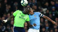 Duel udara antara Niesse dan Fernandinho pada laga lanjutan Premier League yang berlangsung di Stadion Etihad, Manchester, Kamis (4/4). Manchester City menang 2-0 atas Cardiff City. (AFP/Oli Scarff)