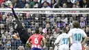 Kiper Atletico Madrid, Jan Oblak, mengamankan gawangnya dari tendangan pemain Real Madrid pada laga La Liga Spanyol di Stadion Santiago Bernabeu, Madrid, Minggu (8/4/2018). Kedua klub bermain imbang 1-1. (AFP/Javier Soriano)