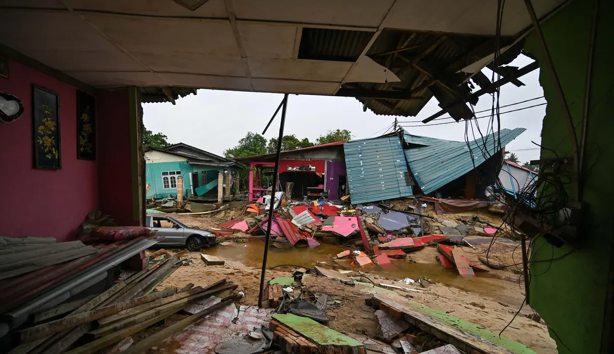Negara bagian Kelantan, Malaysia menjadi daerah yang paling parah terdampak. Berdasar data Badan Nasional Penanggulangan Bencana (NADMA) setempat ada 96.743 orang dievakuasi. (MOHD RASFAN/AFP)