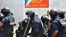 Tim Boarding Kesatuan Penjagaan Laut dan Pantai (KPLP) melakukan simulasi pengamanan perompak saat peringatan HUT ke-31 Pangkalan PLP di Lapangan Pangkalan PLP Kelas I Tanjung Priok, Jakarta, Selasa (26/2/2019). (Merdeka.com/Iqbal S. Nugroho)
