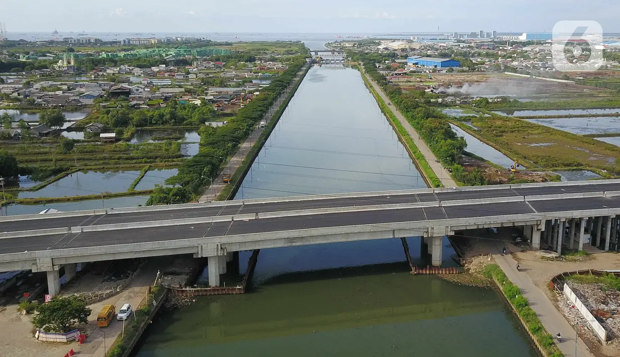 Foto udara pembangunan Jalan Tol Cibitung-Cilincing (JTCC)  seksi 4 di Marunda, Jakarta Utara, Selasa (8/11/2022). Setelah kontruksi rampung akhir November 2022, maka beberapa pengujian akan dilakukan sebelum dioperasikan. (Liputan6.com/Herman Zakharia)