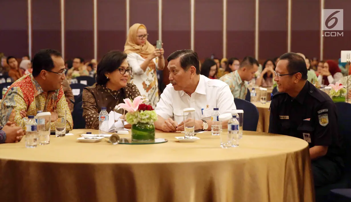 Menkeu Sri Mulyani (kedua kiri) berbincang dengan Menkomaritim Luhut Binsar Panjaitan, Menhub Budi Karya dan Direktur PT KAI Edi Sukmoro saat penandatanganan kerja sama antar bank sindikasi di Jakarta, Jumat (29/12). (Liputan6.com/Angga Yuniar)