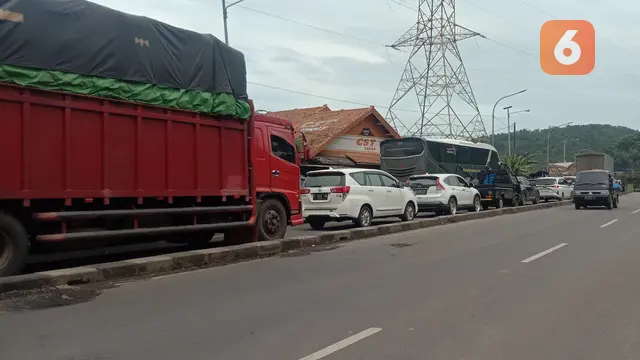 Antrian Kendaraan Menuju Pelabuhan Merak Di Jalan Cikuasa Atas, Kota Cilegon, Banten. (Kamis, 29/12/2022). (Yandhi Deslatama/Liputan6.com).