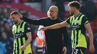 Manajer Manchester City, Pep Guardiola, mencoba menenangkan Mateo Kovacic yang kesal setelah kalah dari Nottingham Forest dalam lanjutan Liga Inggris 2024/2025, Sabtu (8/3/2025) malam WIB. (Darren Staples / AFP)