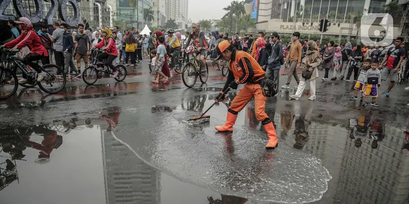 Aksi Pasukan Oranye Bersihkan Genangan Saat CFD