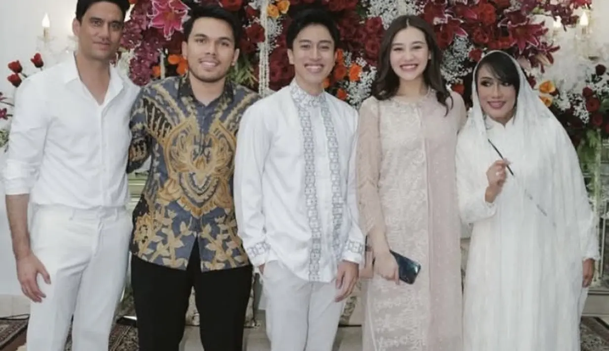 Aaliyah tampil sederhana namun elegan mengenakan long dress lace lengan panjang. Ia memilih dress warna coklat untuk tampilannya kali ini. [@aaliyah.massaid]