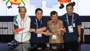 Ketua INASGOC, Erick Thohir (kedua kiri), dan Wakil Presiden, Jusuf Kalla (kedua kanan) bergandengan tangan usai meninjau Main Press Center (MPC) atau Media Center Asian Games di JCC, Jakarta, Selasa (14/8). (Liputan6.com/Fery Pradolo)