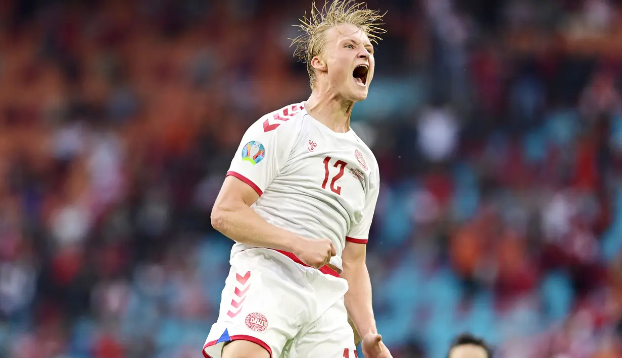 Kasper Dolberg - Timnas Denmark menemukan sosok pahlawan yang tidak terduga dalam diri Kasper Dolberg. Pemain berusia 23 tahun itu memborong dua gol yang membantu Denmark menghancurkan Wales 4-0 di babak 16 besar. (Olaf Kraak/Pool via AP)